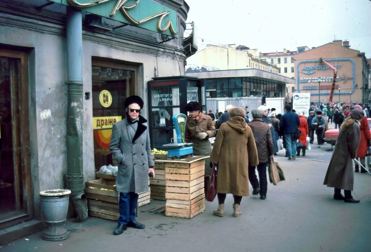 Ленинград 2000 год. Метро Василеостровская 90. Петербург в 1990 годах. Город Ленинград 1990.