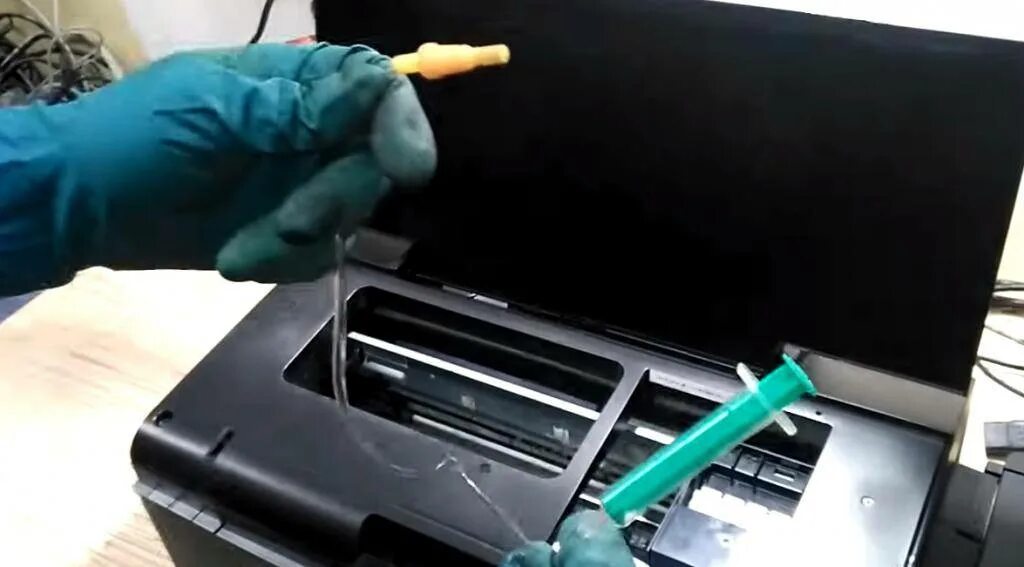 Как почистить печатающую головку epson. Головка принтера Epson l805. Головка на принтер Epson l210. Струйный принтер Epson l800 промывка. Печатающая головка в принтере Epson l3101.