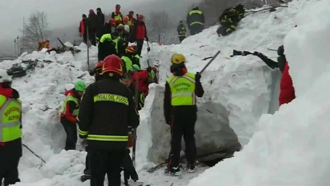 Сход лавины в домбае 2021. Снежные лавины лотковые. Первая лавина. Лотковые лавины. Мчс лавина в горах.