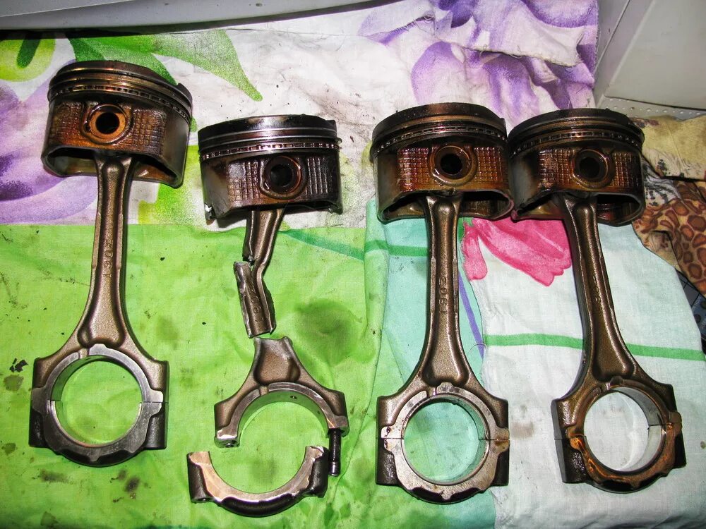 Крышка шатуна двигателя. Гидроудар двигателя зил 130. Гидроудар кулак дружбы. Поломка шатуна. Камаз гидроудар 740.