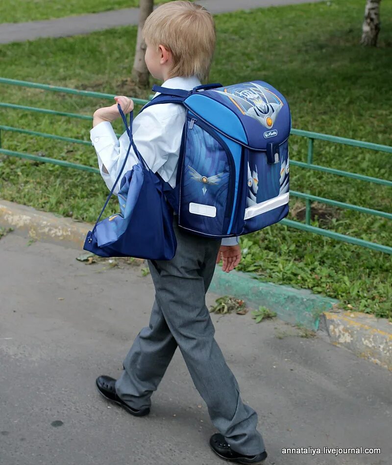 Рюкзак для первоклассника. Портфель первоклассника. Школьник с рюкзаком. Школьник с портфелем. Человек идет в школу