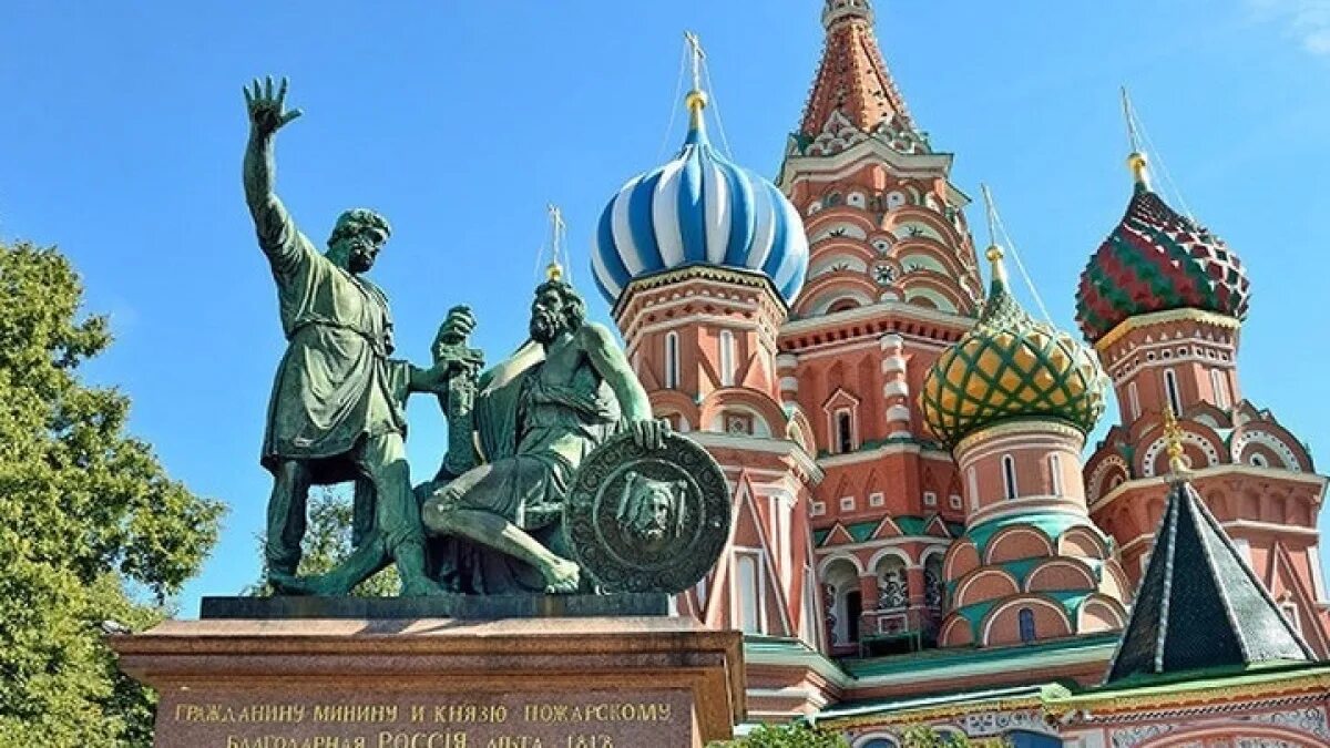 Памятник Минина и Пожарского в Москве. Кузьма Минин и Дмитрий Пожарский памятник в Москве. Козьма Минин и Дмитрий Пожарский памятник. Москва памятник Минину и Пожарскому и Кремль