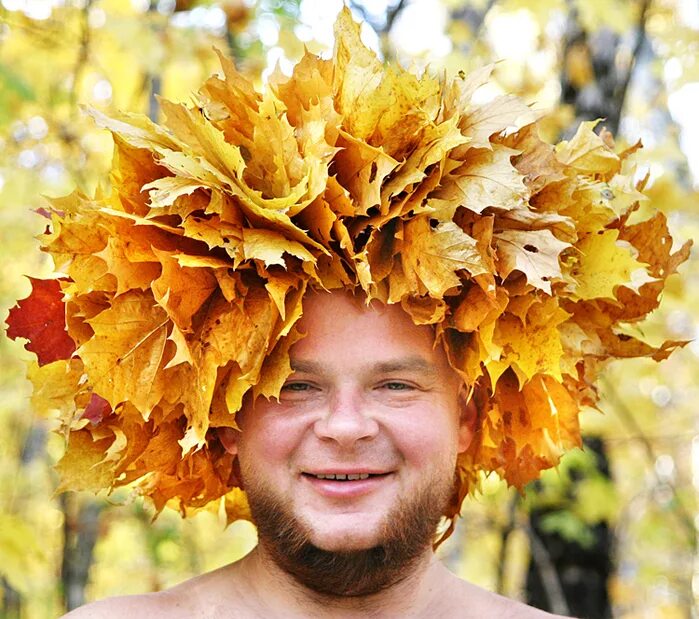 Девушка осенью. Осенняя поделка девушка из листьев. Человек в листве. Люди из листьев. Портрет из гербария.