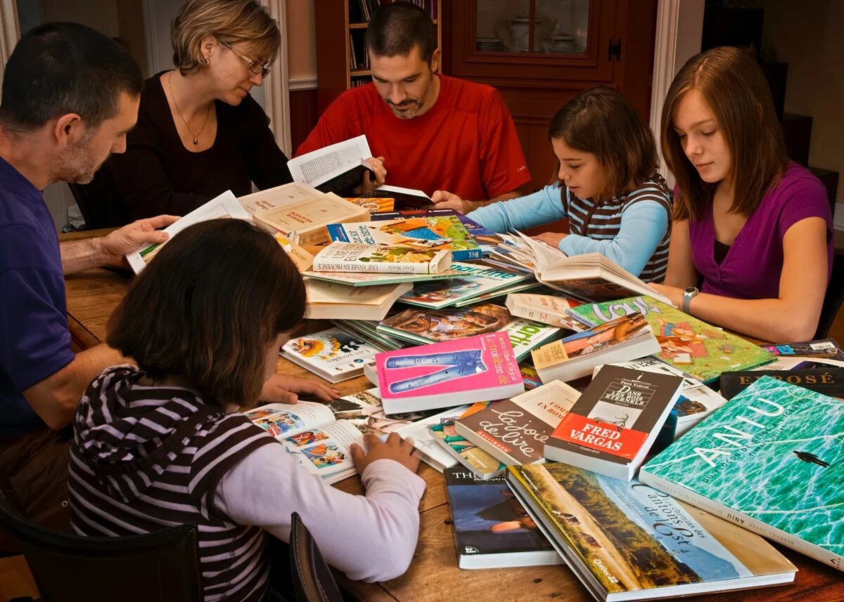 Конкурс читаем. Дети и родители в библиотеке. Творческое чтение. Семья читает книгу. Чтение в кругу семьи.