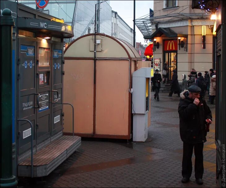 уличный городской туалет. городской туалет. туалет около метро. туалет около метро. туалет в метро.