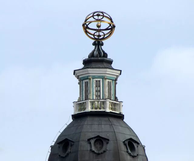 Армиллярная сфера санкт петербург. Армиллярная сфера кунсткамера санкт-петербург. Купол кунсткамеры спб. Армиллярная сфера санкт петербург. Кунсткамера купол.