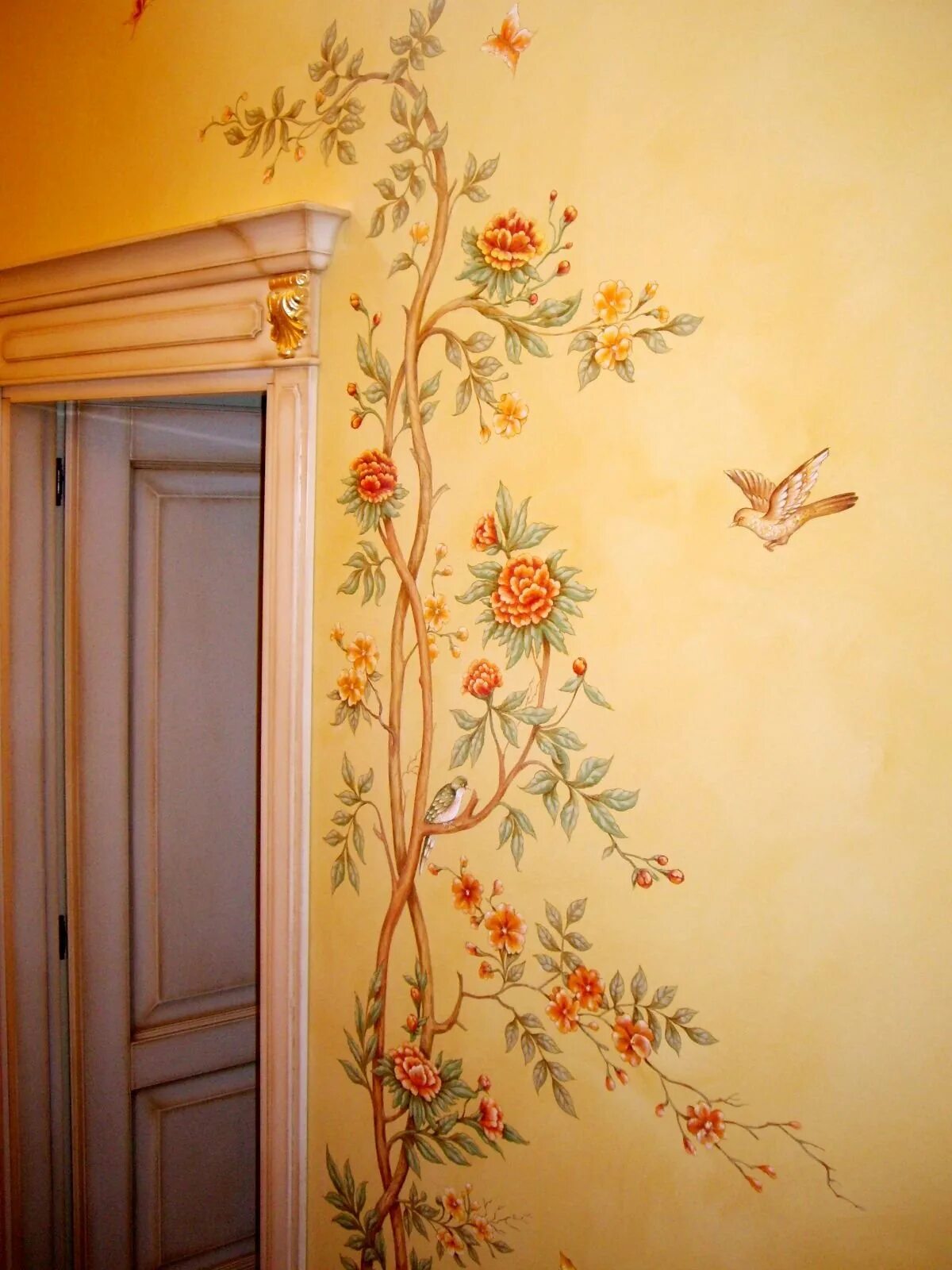 Декорирование межкомнатных дверей. Декор лестничного пролета в частном доме. Роспись стен. Стык обоев. Декор дверей межкомнатных.