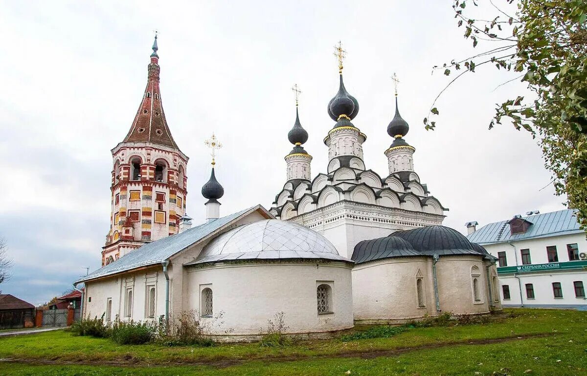 Достопримечательности суздаля фото с названиями. Антипиевская Церковь Суздаль. Лазаревская Церковь Суздаль. Суздаль Лазаревская и Антипиевская церкви. Лазаревская Церковь суз.