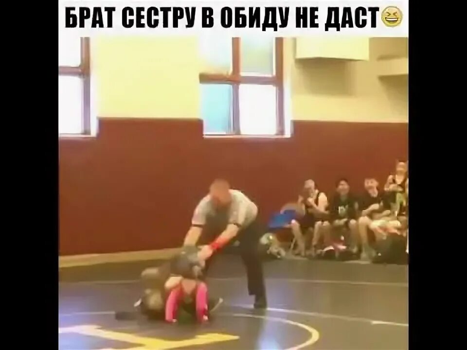 Как называется дорама где братья заступаются за братьев. Заступился за сестру. Брат заступился за сестру. Парень заступился за девушку. Заступился за сестру.
