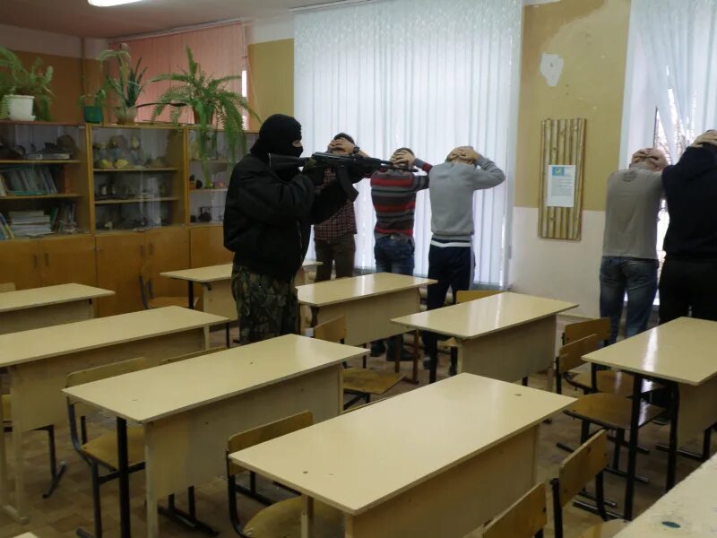 Fynbnfhfy. Террористическая тревога в школе. Терорисиы в шк. Сигнал тревоги террора в школе. Нападение на учебное заведение.