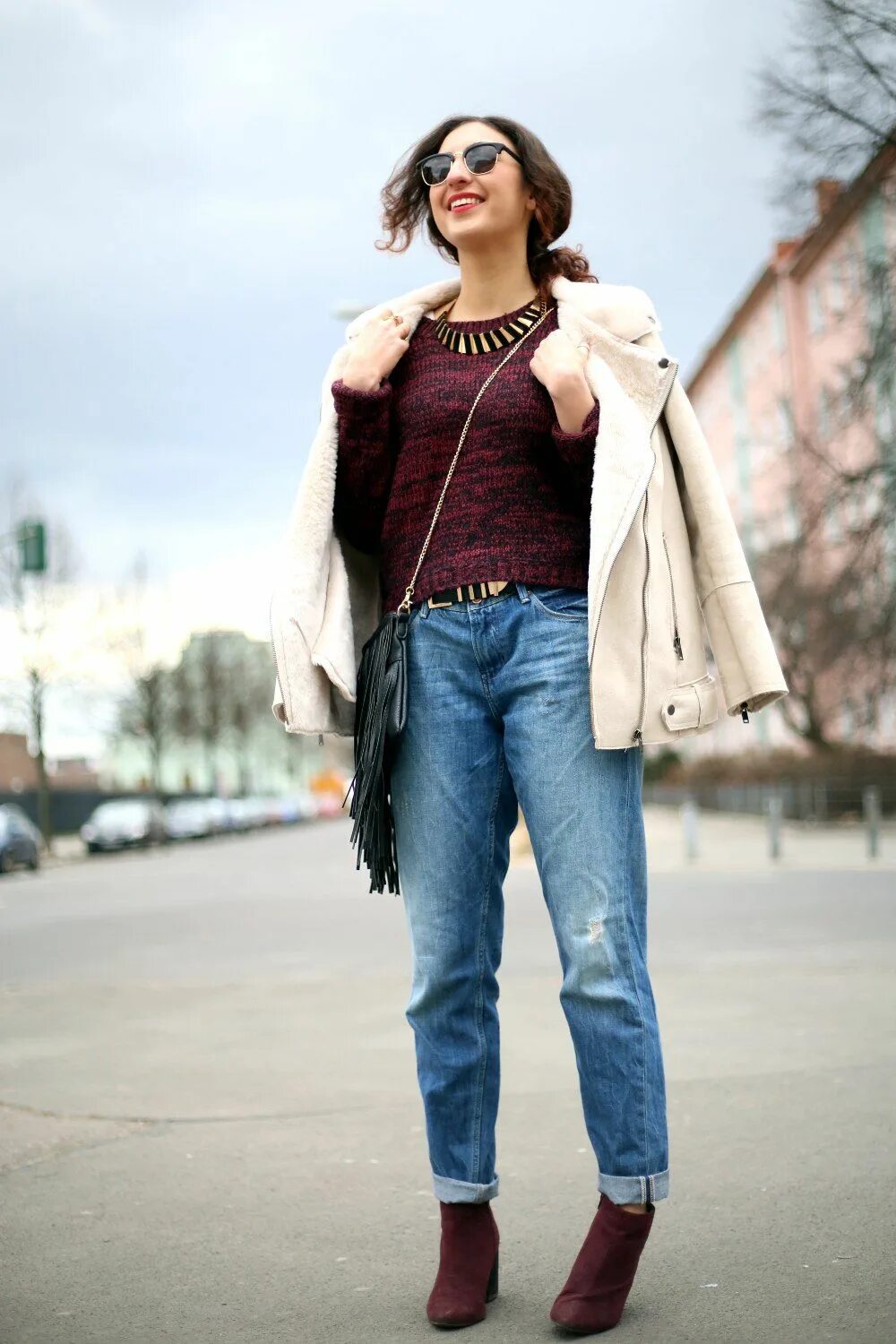 что носить с джинсами зимой женщинам. обувь под джинсы женские зимой. что носить с джинсами зимой женщинам. зимние ботинки под джинсы женские. зимний образ с джинсами.