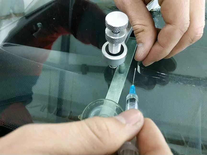 Скол автостекла. Ремонт стекол сколов и трещин автостекла. Сколы и трещины на лобовом стекле. Стекло починить. Ремонт лобового стекла технология.