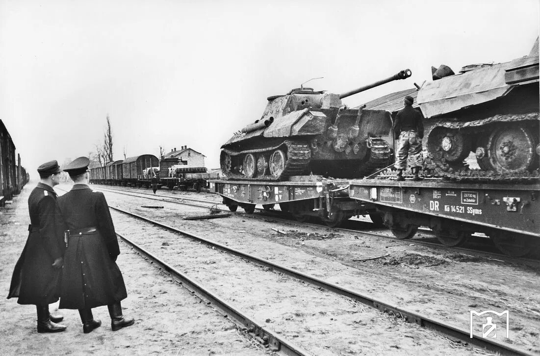 Поезд в годы великой отечественной войны. Эшелон с танками 1941. Военные эшелоны в годы ВОВ 1941-1945. Военные эшелоны второй мировой войны. Вокзал в Германии 1943.