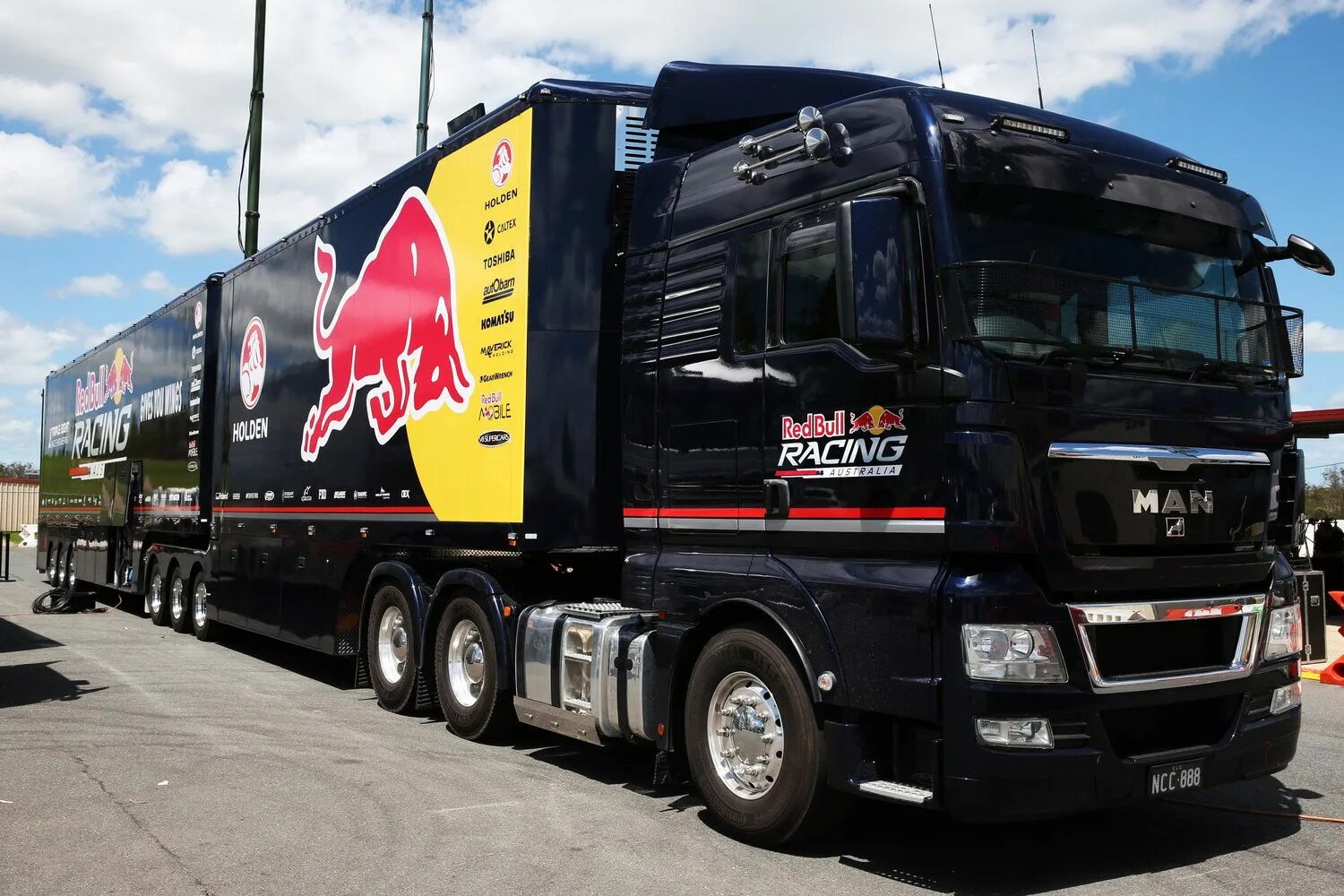 Ман автопоезд. Грузовик Red bull. Red bull Racing Truck. Грузовики Red bull Скания. Гоночная фура.