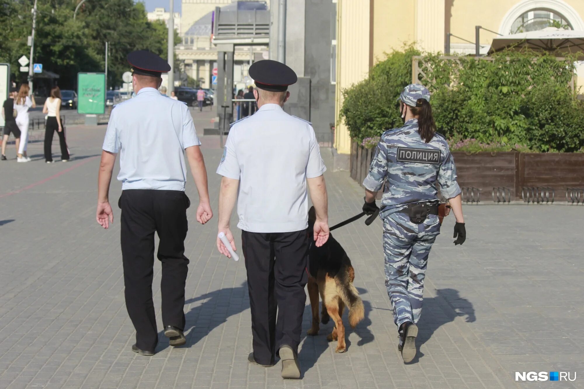 Много полиции в городе в. Полицейский на улице. патрулирование улиц. много полиции. дежурство, патрулирование, охрана.