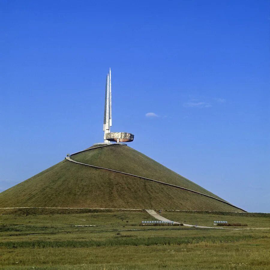 Минский курган. Мемориальный комплекс "Курган славы" около Минска, Белоруссия. Мемориальный комплекс Курган славы. Курган славы Минск. Курган славы памятники Великой Отечественной войны в Белоруссии.