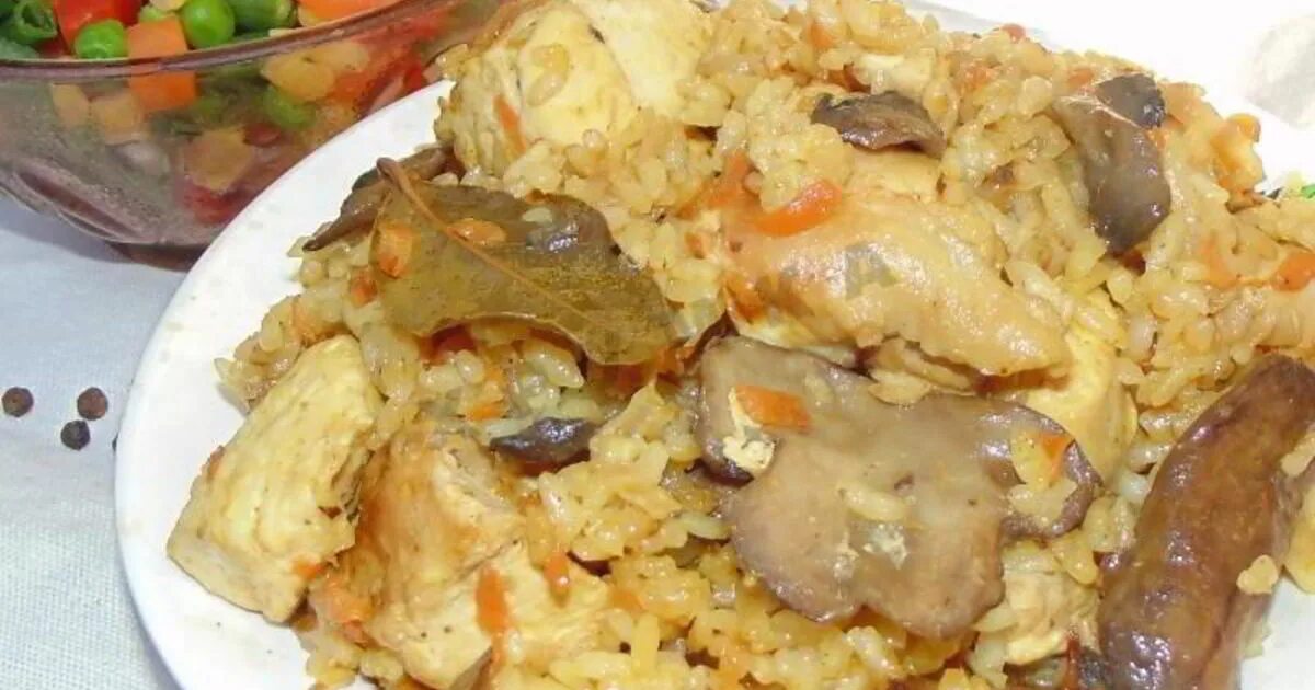Рецепт приготовления плова в мультиварке с курицей. Плов с курицей и грибами. плов с мясом и грибами. плов с грибами в мультиварке. плов с курицей 100 грамм.