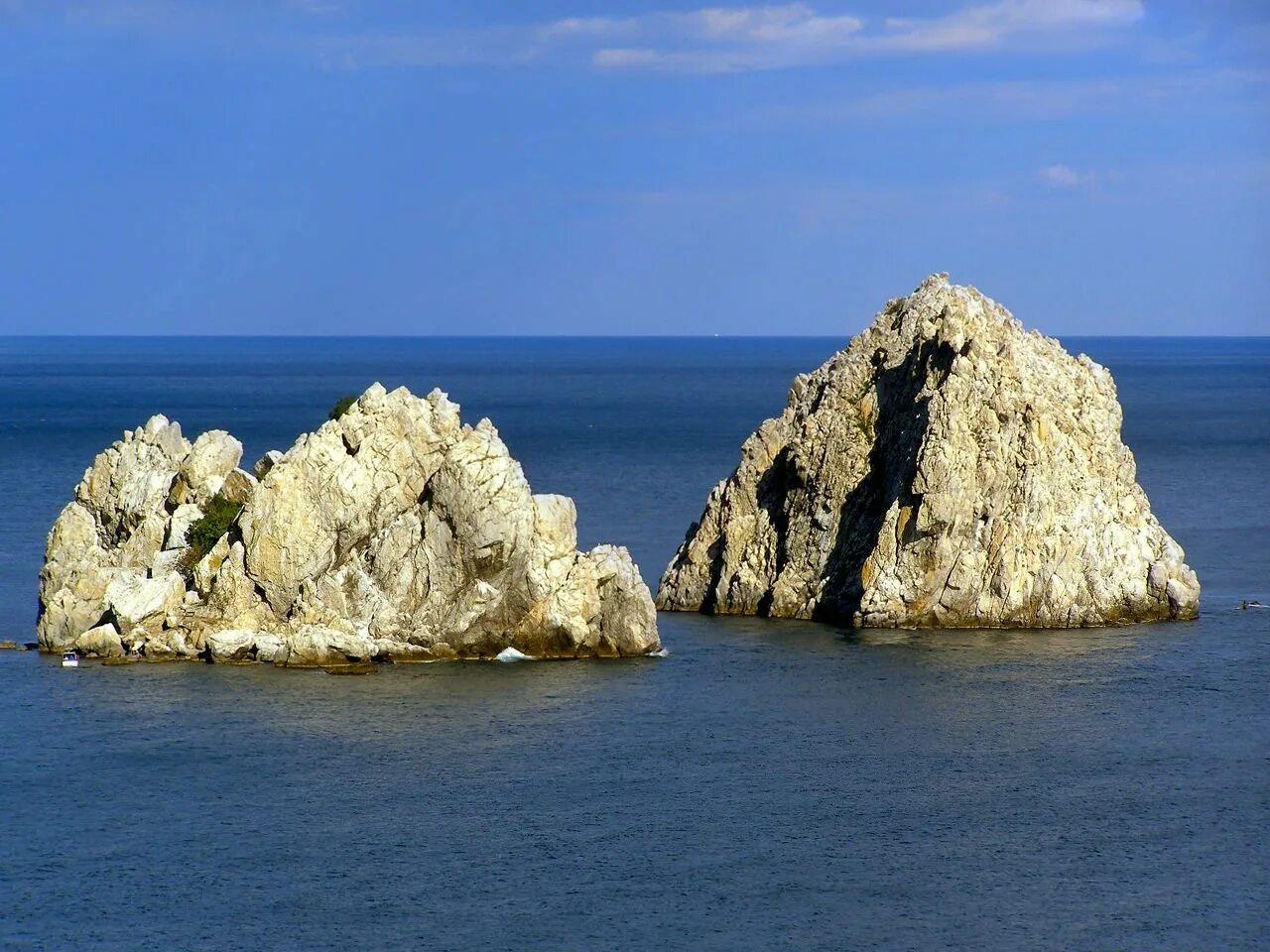 Скалы в крыму. Скалы адалары крым. скалы адалары в гурзуфе. гурзуф скалы близнецы адалары. адалары артек.