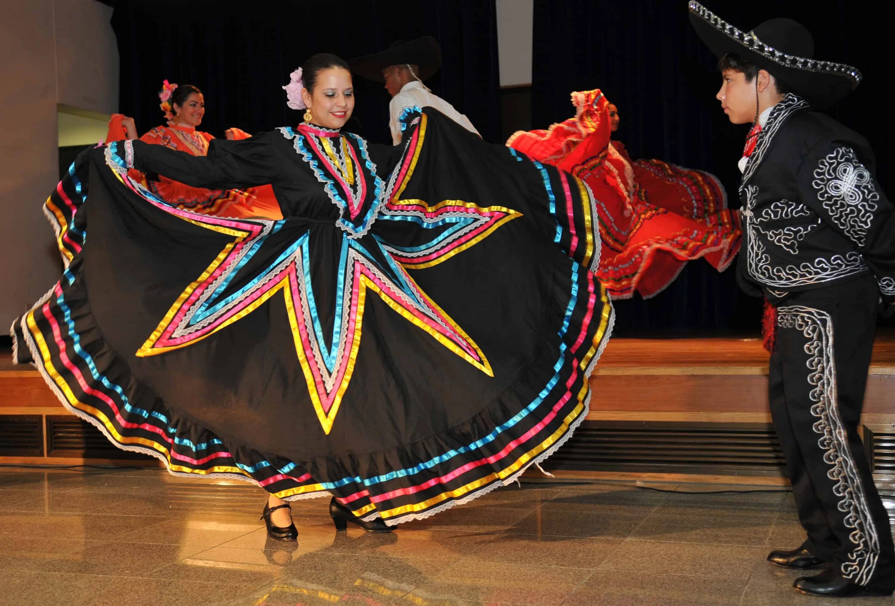Танцевальная шляпа. Харабе Тапатио. Мексика Харабе Тапатио. Харабе Тапатио мексиканский танец. Халиско Мексика национальный костюм женщин.