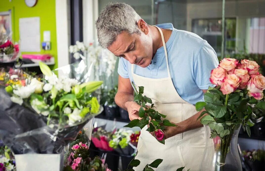 Флорист москва ежедневная оплата. Требуется продавец флорист. Женщина продает цветы на улице. Флорист москва ежедневная оплата. Флорист москва ежедневная оплата.