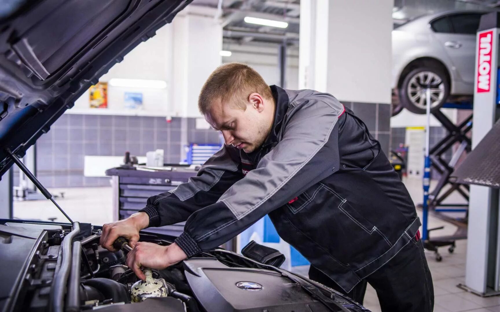 автомобиль в сервисе. автосервис на волгоградской. москва улица садовники 11а автотехцентр. телефон техцентра. машина технического обслуживания.