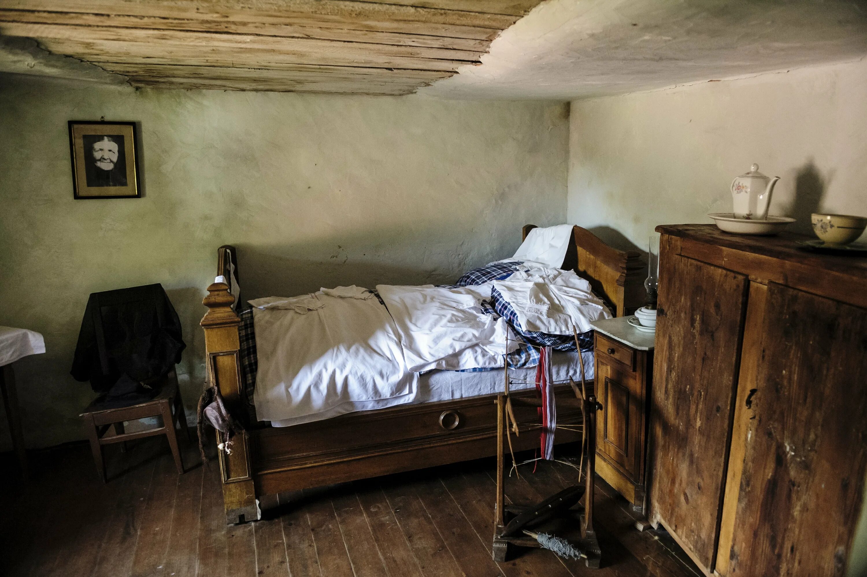 Кулешов. Иллюстрация каморка герасима. Каморка герасима. Каморка богатыря герасима. Муму комната герасима.