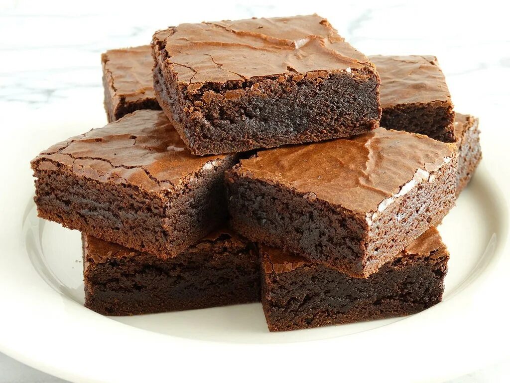 Простой рецепт брауни. Шоколадное пирожное Брауни. Рецепт пирожного Брауни. Простые шоколадные пирожные. Шоколадные пирожные фото.