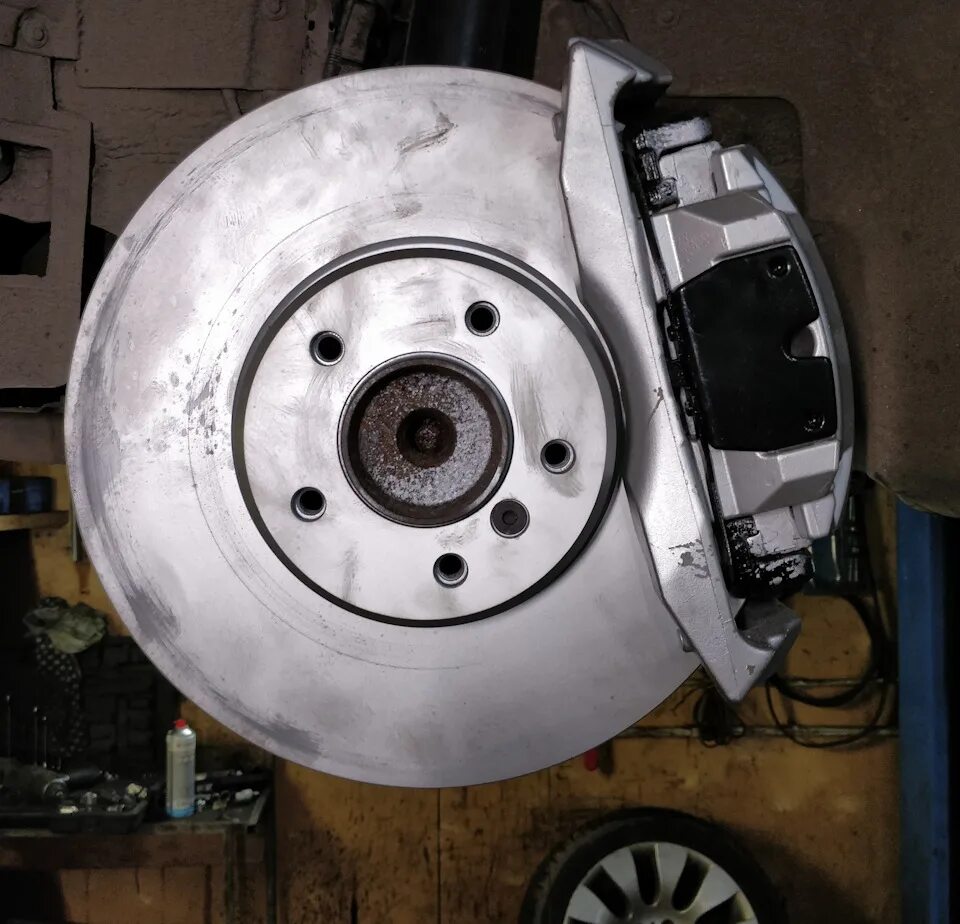 Bmw e39 тормозные. Колодки бмв е39. Тормозной диск передний бмв е39. 5 объём двигателя. Bmw e39 тормозные.