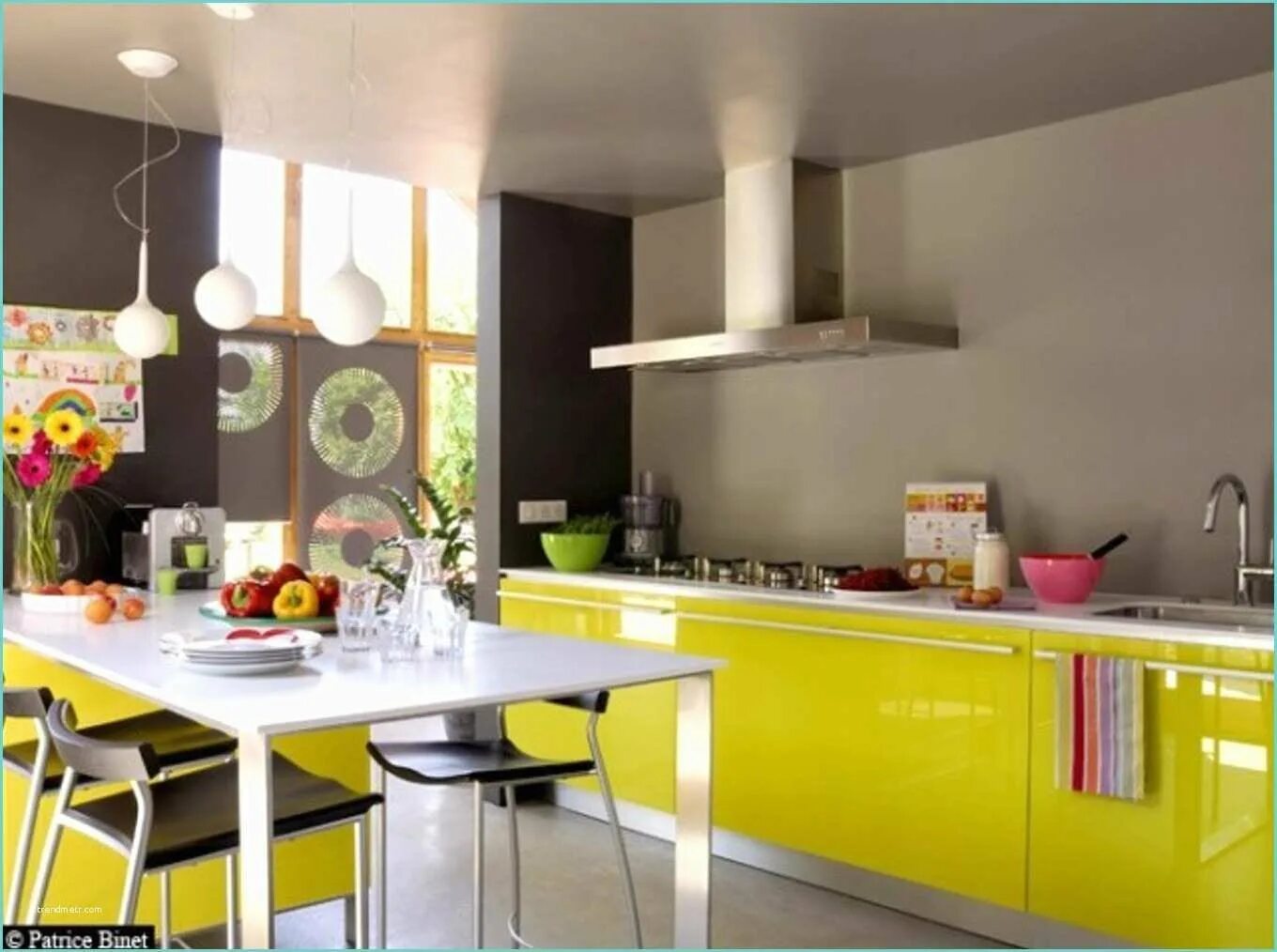 Какие цвета сочетаются на кухне. Яркий интерьер кухни. Кухня в ярких тонах. Модные яркие кухни. Яркая стена на кухне.