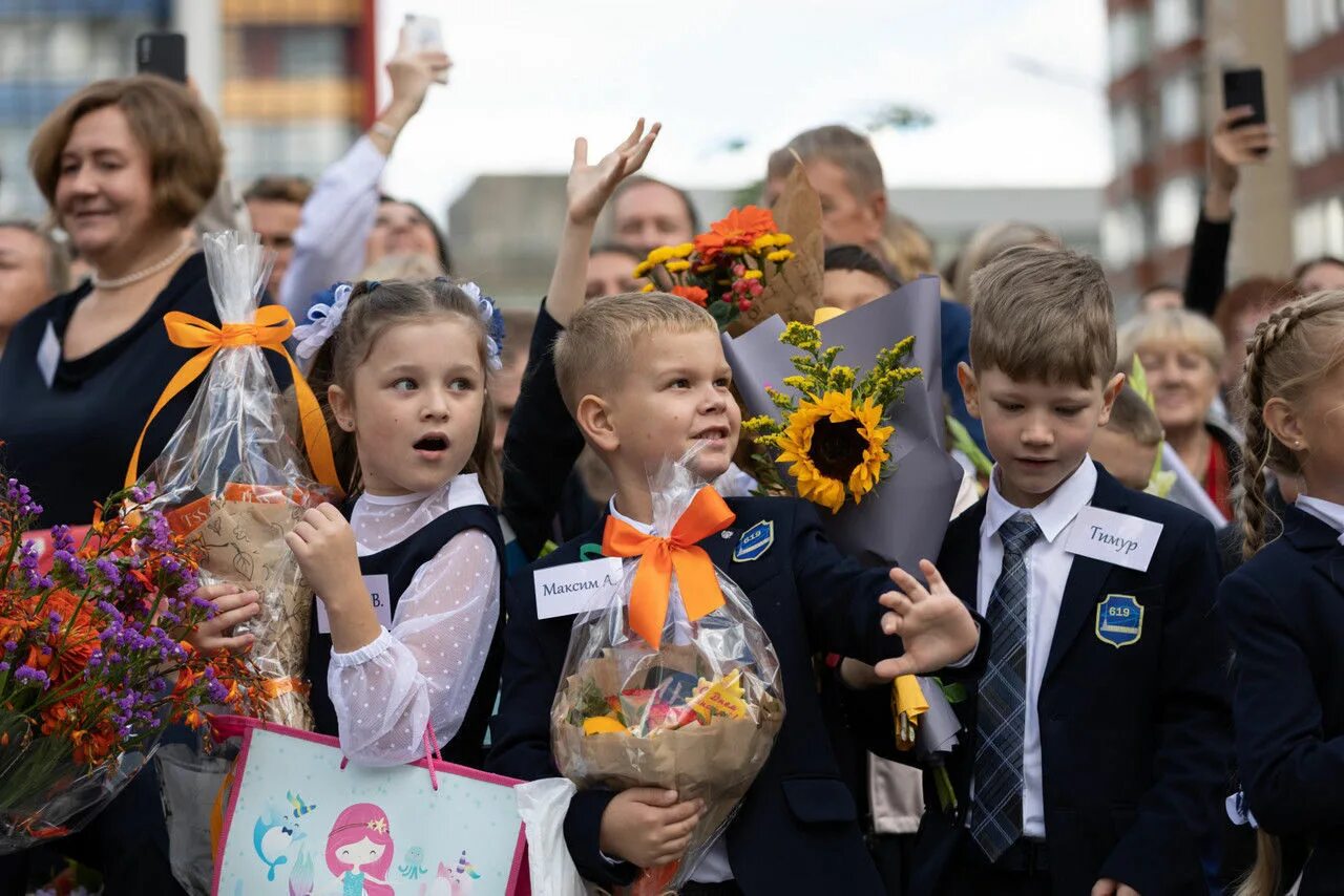 Оформление зала на посвящение в первоклассники. Школьники в школе. Портфель первоклассника. 22 первоклассника. Дети школьники.