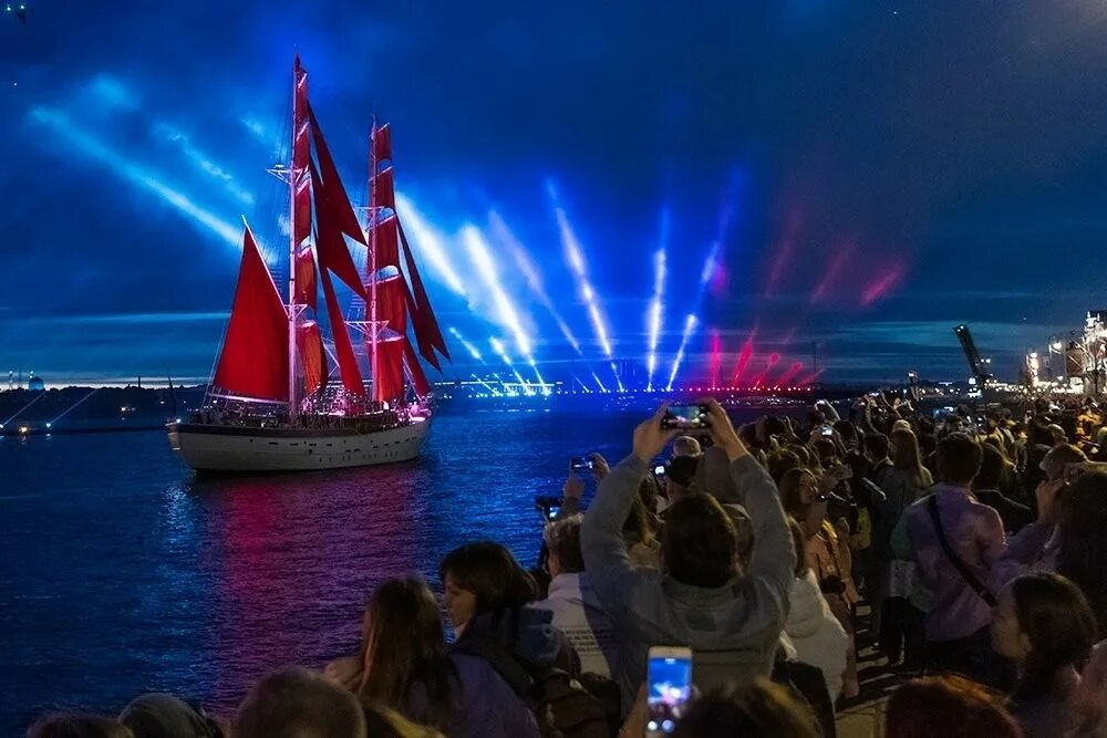 Попасть на праздник. Попасть на праздник. Фестиваль посвященный масленице. Корпоратив в офисе. Попасть на праздник.