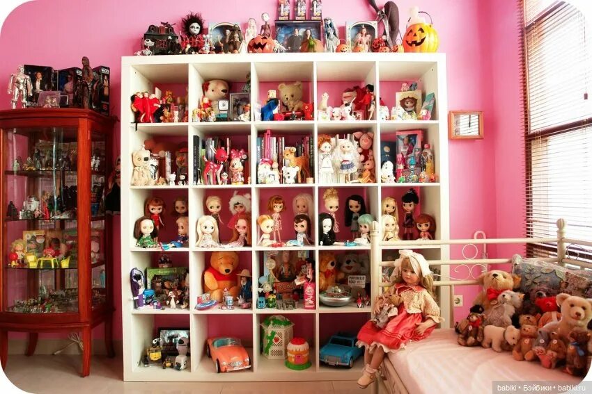 Много игрушек кукол. Коллекция кукол в интерьере. Комната с коллекцией кукол. Коллекционировать куклы. Полочки для коллекции кукол.