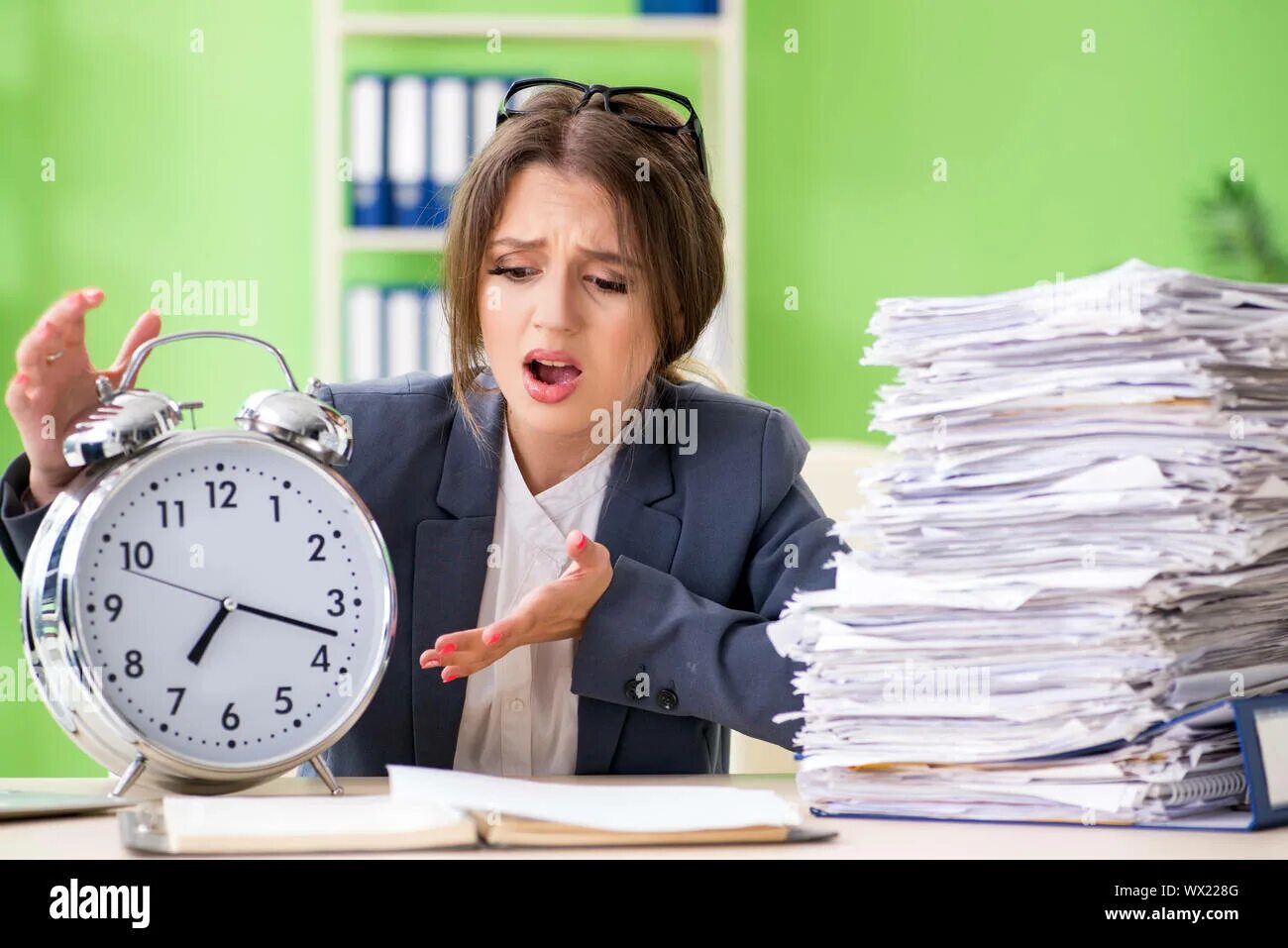 Бизнес азия. Строгое воспитание детей. Еда за компьютером. Busy with her. Азиатская бизнес леди.