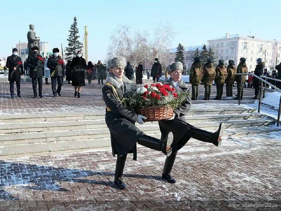 Праздники сегодня 22 февраля. 23.02.23 Алтайский край возложение цветов. Караул мемориал славы Барнаул. Почетный караул Барнаул. Возложение цветов на 23 февраля Барнаул.