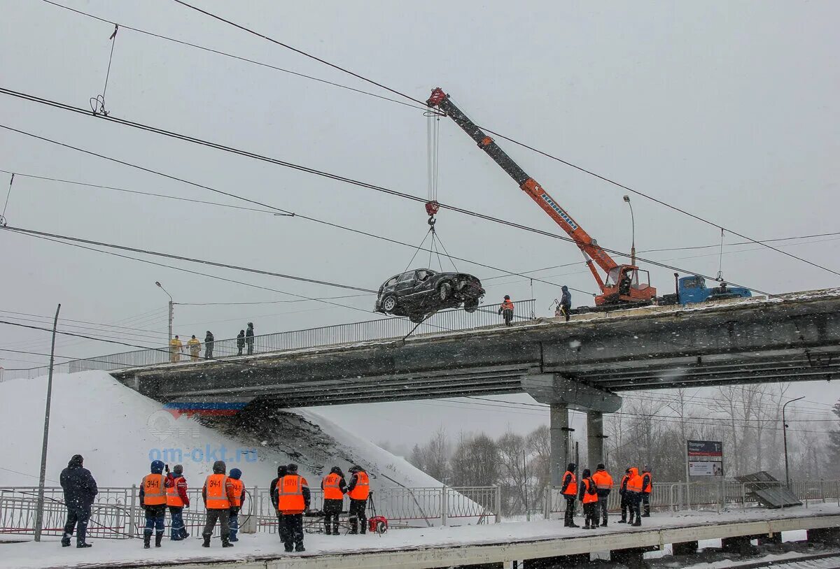 Мост над железной дорогой. Мост упал на железную дорогу. Путепровод над железной дорогой.