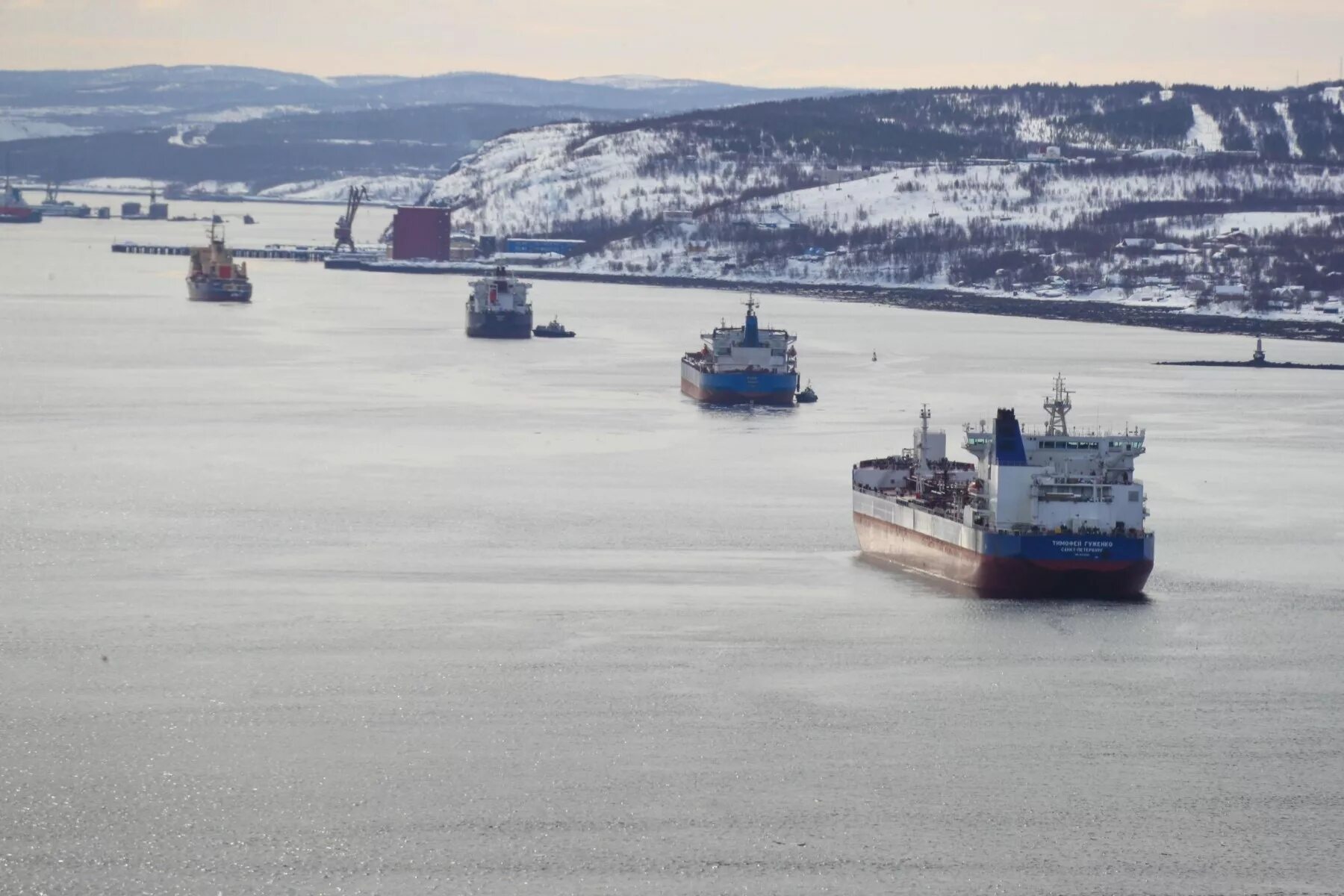 Обрабатывающие производства в мурманской области. Морской порт Лавна Мурманск. Мурманская область порт Лавна. Угольный порт Лавна Мурманск. Мурманский транспортный узел порт Лавна.