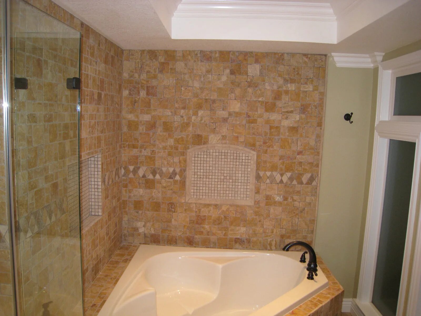 Отделка ванной комнаты мозаикой. Ванная отделанная плиткой. Отделка ванной. Ванная отделанная плиткой. Отделка ванной кафелем.