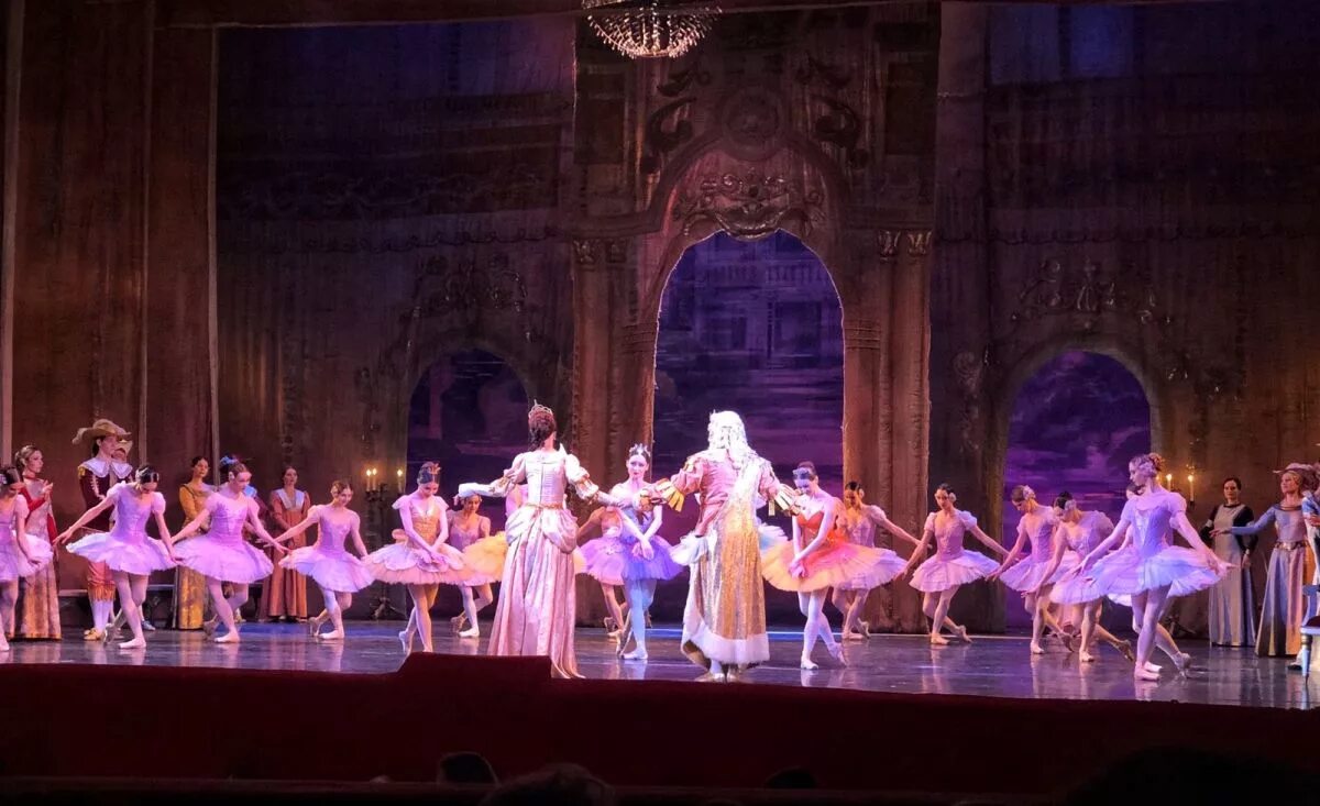 Ледовое шоу лебединое озеро сочи. Золушка летние балетные сезоны. Балет сочи. Большой театр пахита премьера. Щелкунчик зимний театр сочи.