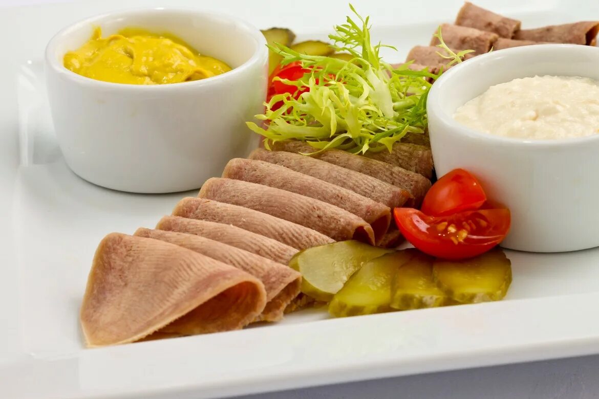 Как отварить говяжий язык вкусно для нарезки. Язык отварной. вареный говяжий язык. язык говяжий с хреном. мясо отварное с гарниром.
