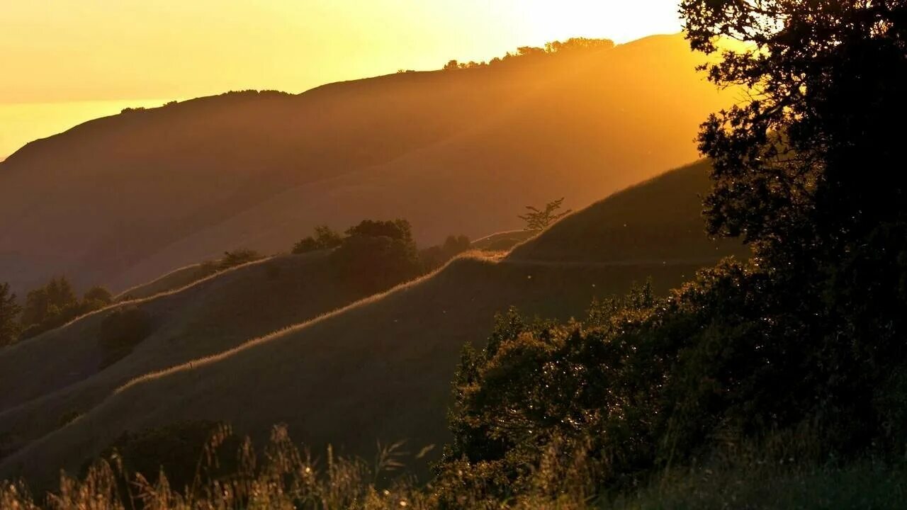 Sunset hills. Закат в горах. Sunset hills. Долина солнца. Закат на холме.