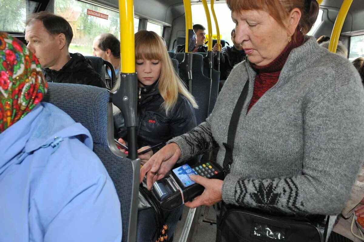 Кондуктор в автобусе. Кондукторша в автобусе. Кондуктор в маршрутке. Кондуктор трамвая. Кондуктор автобус работа