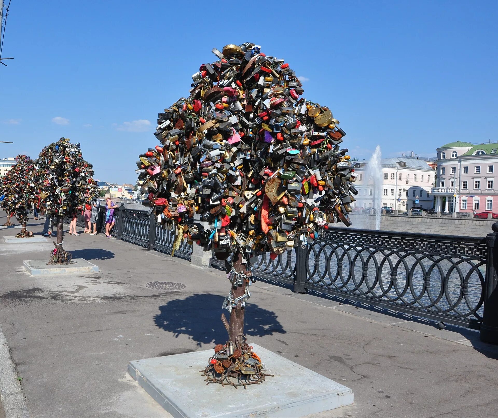 Мост любви где. Памятник лужков мост. болотная площадь мост влюбленных. лужков мост парк. памятник и.е. репину. лужков мост.