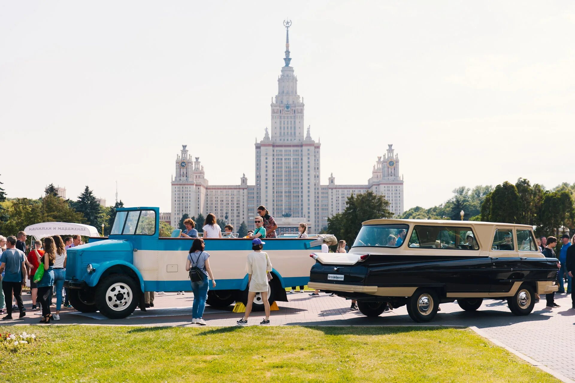 Ретро парад москва. Автомобили 60-х годов. Автомобили 80-х. Выставка машин. Воробьевы горы ретро автомобили.