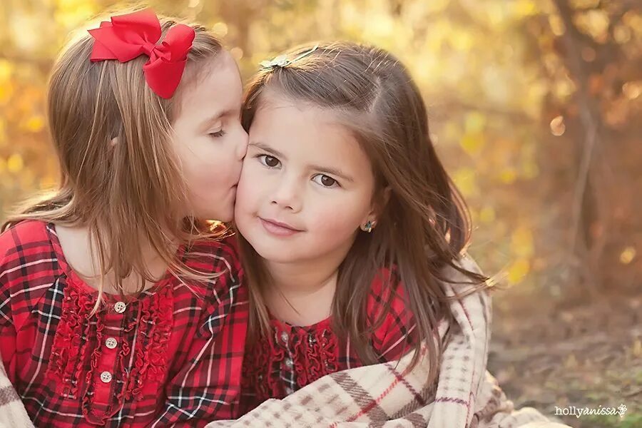 Лезбианочки маленькие. Sisterly Kiss. Girl Kiss. Интерес .ru. Little girl sisters