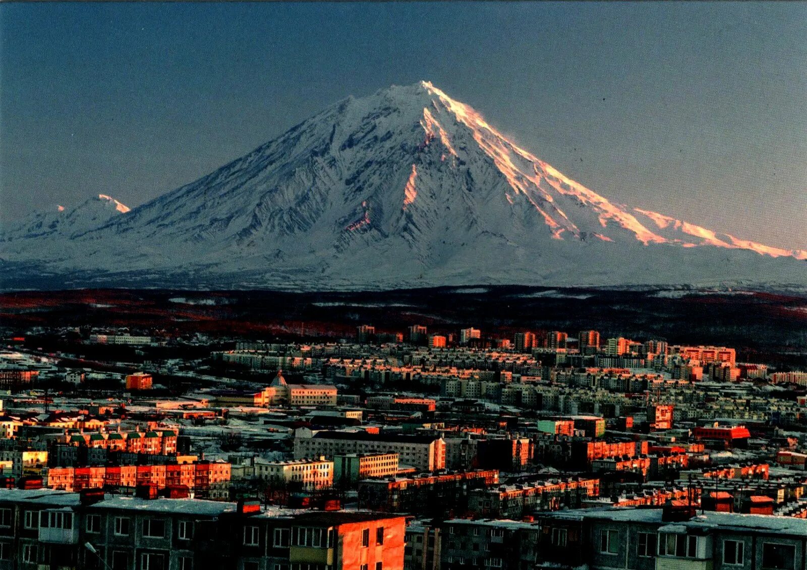 1 июля петропавловск камчатский. Елизово Камчатка. Камчатский край вулканы. Петропавловск-Камчатский гора. Камчатка город и горы.