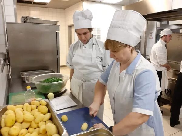 Повар огонь. Труд в общественном питании. Повар женщина за работой. Труд в общественном питании. Повар в горячий цех.