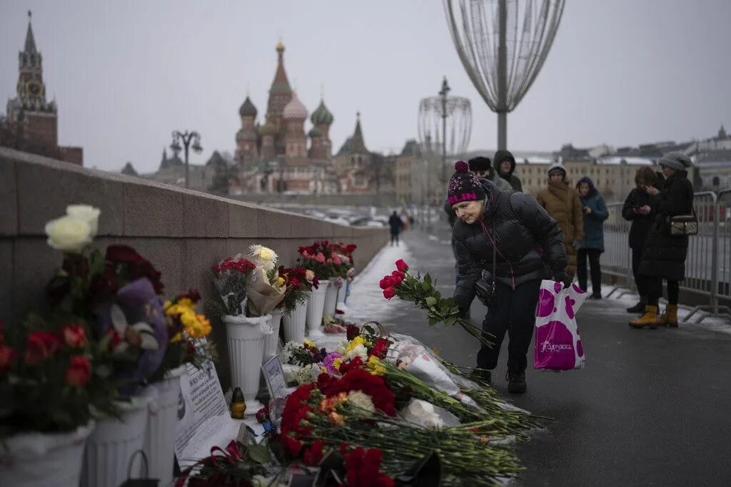 Января 2023 умершие. Немцов мост Москва. Большой Москворецкий мост.