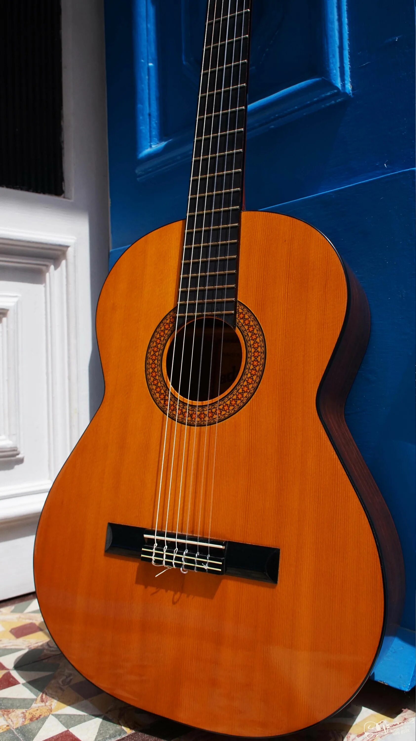 Классическая испанская гитара. Классическая гитара Admira. Admira Elsa 3/4 гитара. Гитара Monica 41101 cnm.