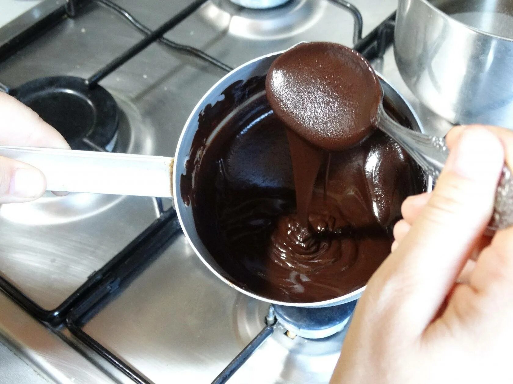 Как сделать шоколад без. Приготовление шоколада. Домашний шоколад из какао порошка. Приготовление горячего шоколада. Шоколад в домашних условиях.