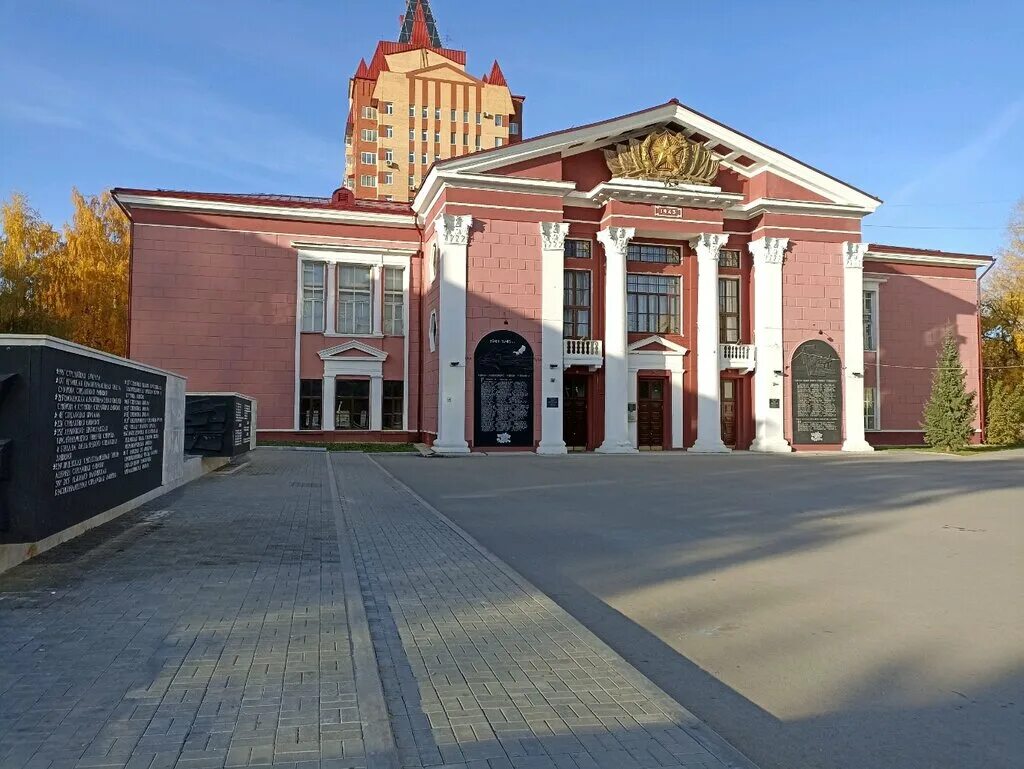 Дом офицеров на сибирской пермь. Дом офицеров пермского гарнизона. Пермь 300. Сибирская 19б пермь гостиница. Дворец офицеров пермь.